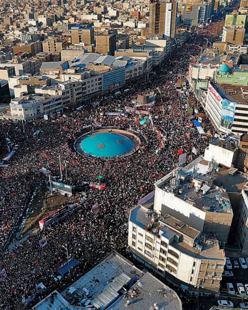 Crowds In Iran Mourn Death Of Iranian General Call For Revenge Against Us Abc News