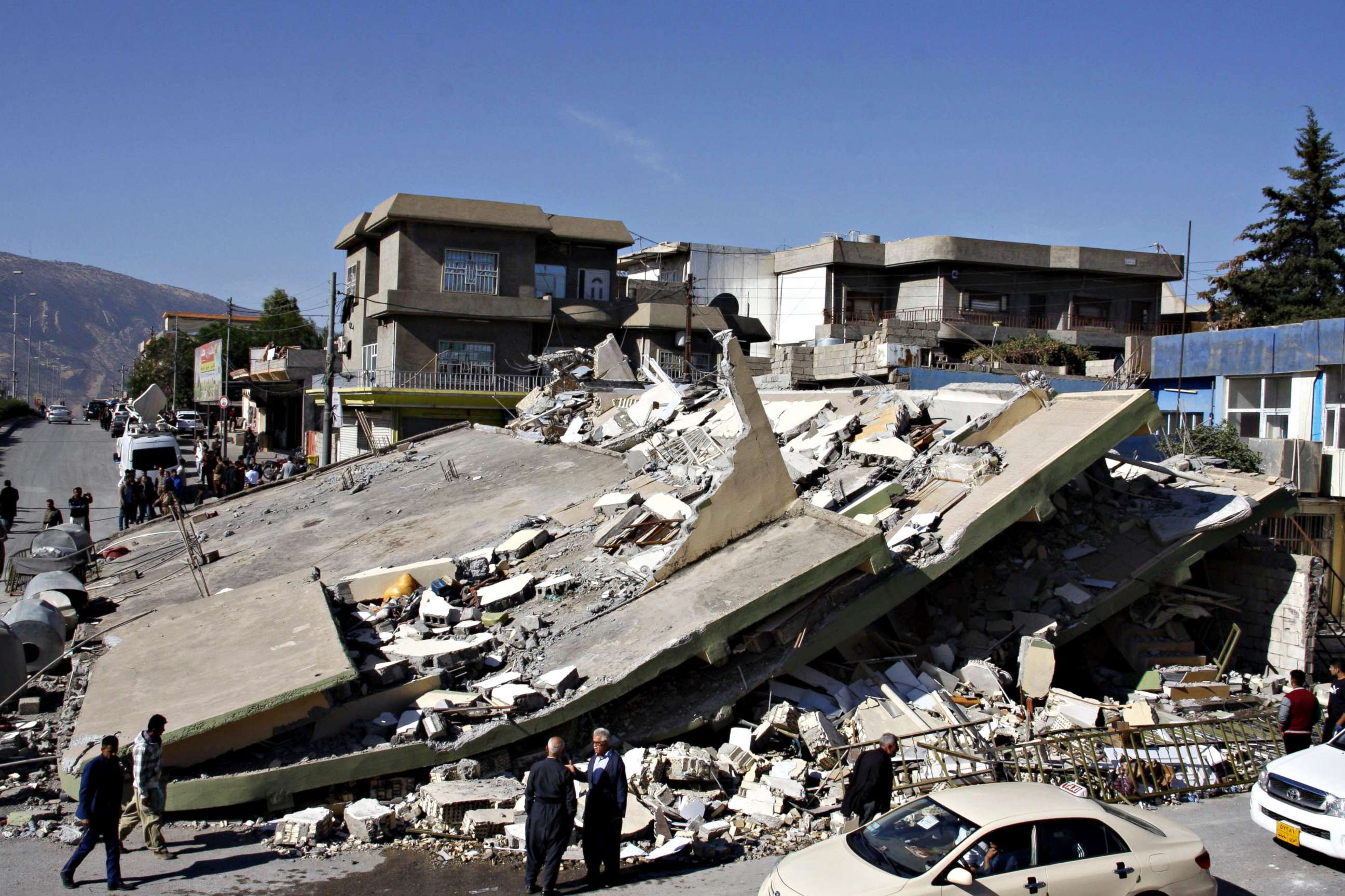 Масштабное землетрясение. Землетрясение в Иране 2003 год. Землетрясение картинки. Фотографии землетрясения. Наведенные землетрясения.