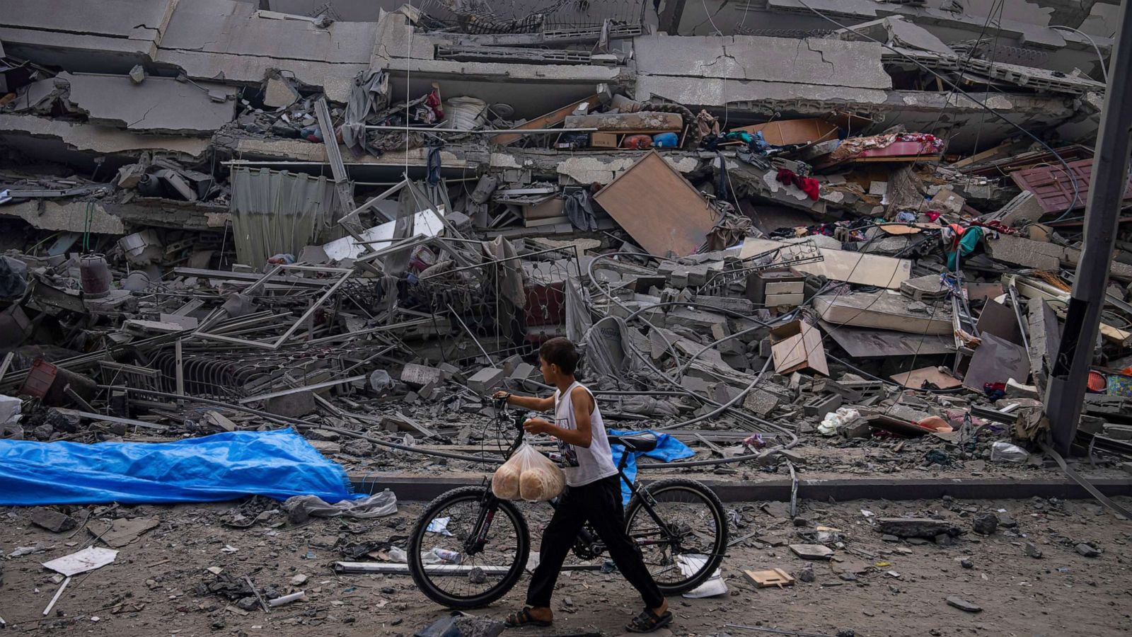Israel-Live-Updates: Israel schneidet Gaza in „totaler Belagerung“ ab