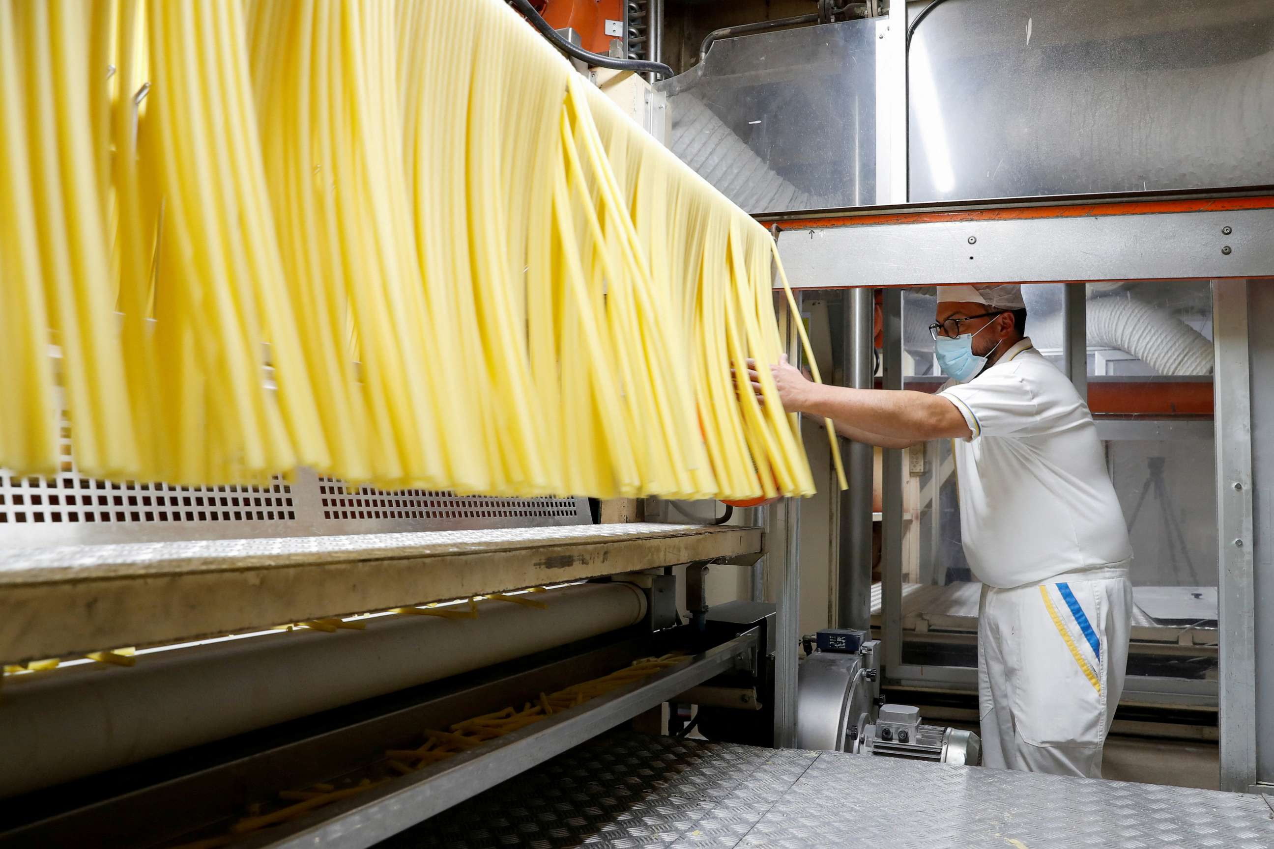 PHOTO: A worker at the Italian pasta maker De Cecco's factory prepares pasta in Fara San Martino, Italy, November 29, 2021.