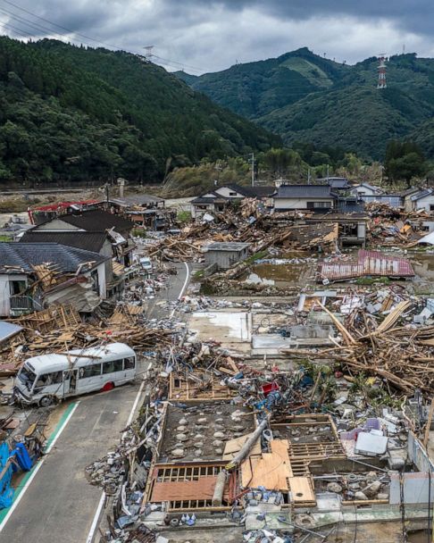 うりゃおい！JAPAN DESTRUCTION AND REGENERATION In the ruins of a historic market, a Japanese artisan looks for