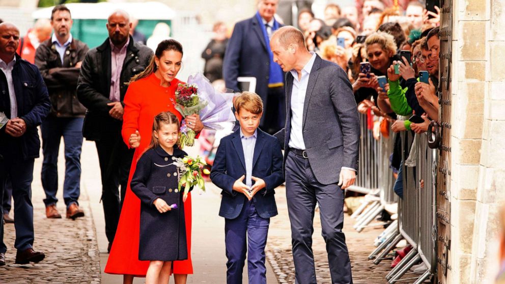 PHOTO: Catherine, Duchess of Cambridge, Princess Charlotte of Cambridge, Prince George of Cambridge and Prince William, Duke of Cambridge during a visit to Cardiff Castle, June 4, 2022 in Cardiff, Wales.
