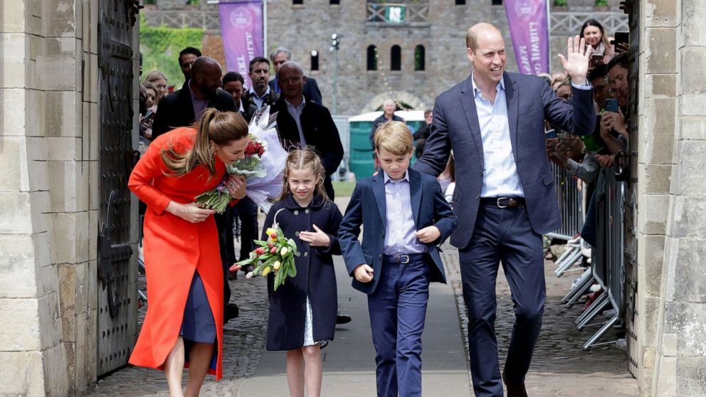 PHOTO: Catherine, Duchess of Cambridge, Princess Charlotte of Cambridge, Prince George of Cambridge and Prince William, Duke of Cambridge during a visit to Cardiff Castle,  June 4, 2022 in Cardiff, Wales. 