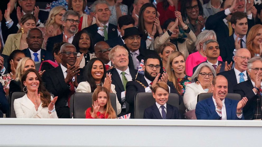 PHOTO: Front row from left, Britain's Kate, Duchess of Cambridge, Princess Charlotte and Prince George and Prince William at the Platinum Jubilee concert taking place in front of Buckingham Palace, London, June 4, 2022.