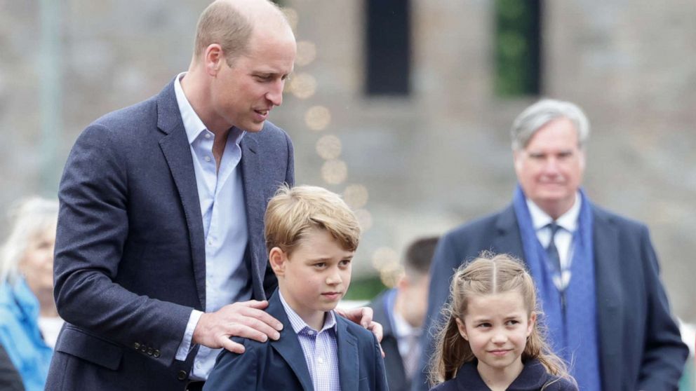 PHOTO: Prince William, Duke of Cambridge with Prince George of Cambridge and Princess Charlotte of Cambridge during a visit to Cardiff Castle, June 4, 2022, in Cardiff, Wales.