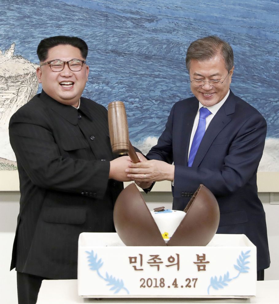 PHOTO: North Korean leader Kim Jong Un and South Korean President Moon Jae In unveil a special dessert during a banquet at the House of Peace in the border village of Panmunjeom, April 27, 2018.