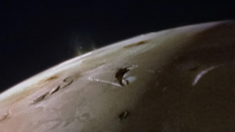 NASA의 새로운 이미지는 목성의 달에 있는 화산에서 불타는 폭발을 보여줍니다.