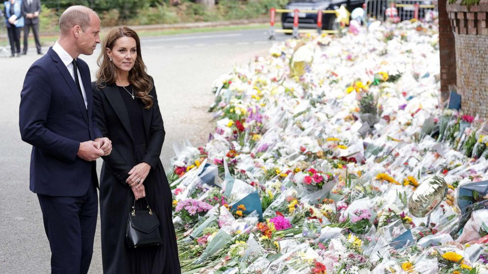 Foto: il principe William, principe di Galles e Catherine, principessa del Galles, guardano un saluto floreale a Sandringham il 15 settembre 2022 a Kings Lynn, in Inghilterra. 