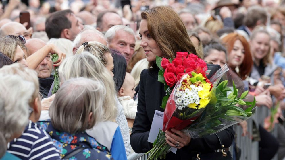 写真: 2022 年 9 月 15 日、イギリスのキングス リンにあるサンドリンガムで献花を見るキャサリン妃。