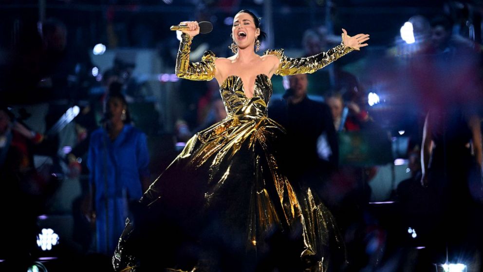 PHOTO: Katy Perry performs on stage during the Coronation Concert, May 07, 2023 in Windsor, England.