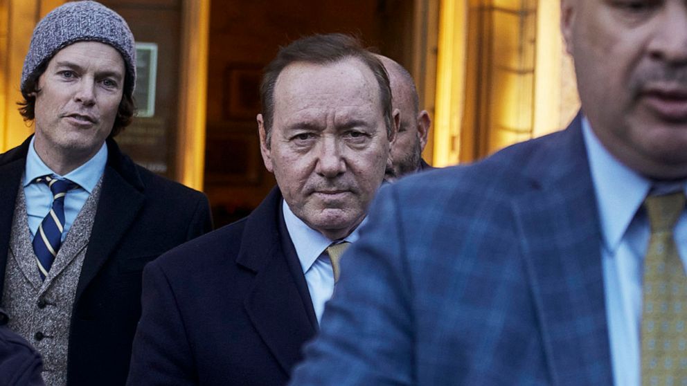 PHOTO: Kevin Spacey, center, leaves the Daniel Patrick Moynihan Court House in New York, Oct. 20, 2022.