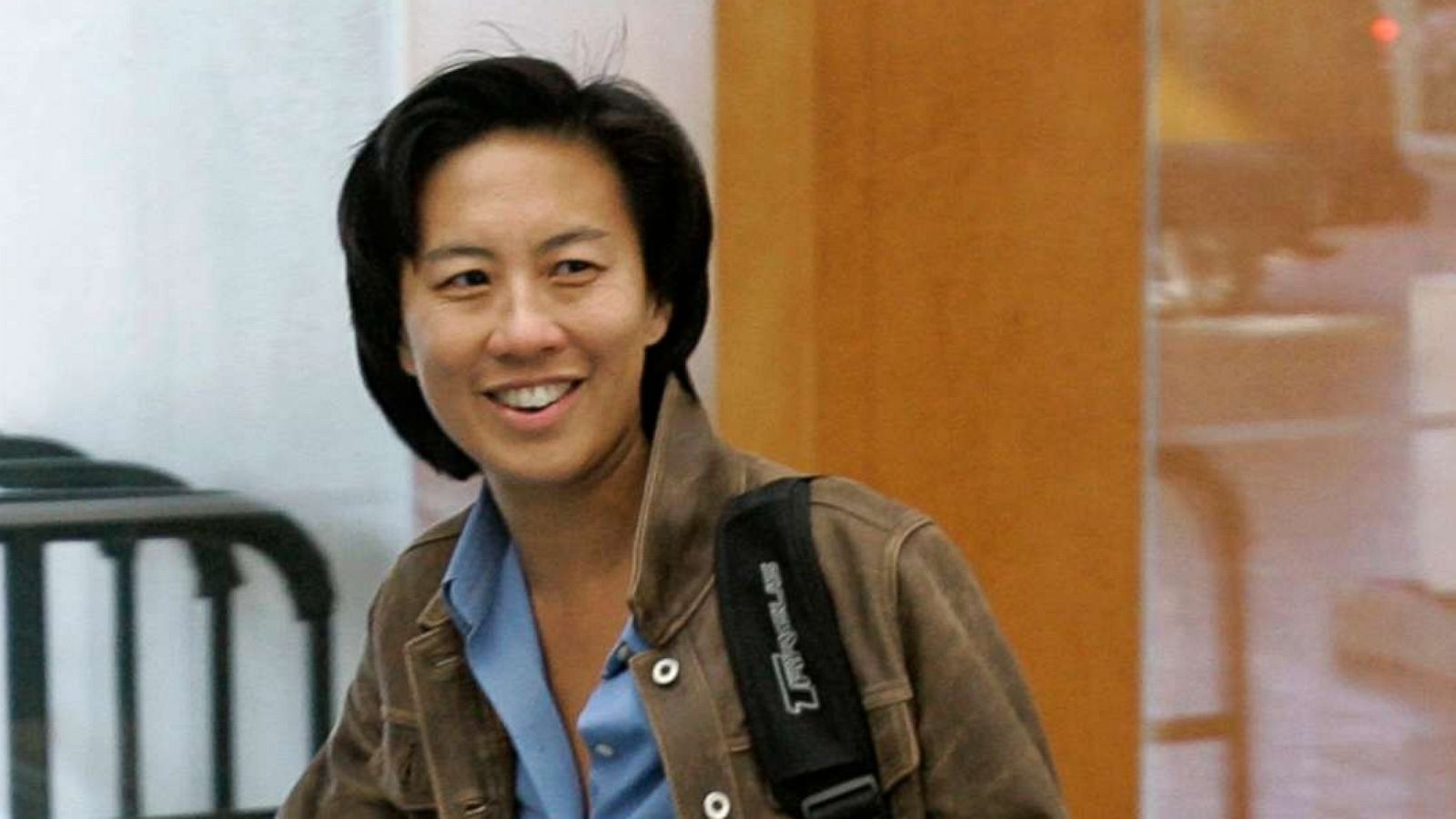 PHOTO: Los Angeles Dodgers assistant general manager Kim Ng walks through the hotel lobby during the first day of Major League Baseball annual general managers meetings in Orlando, Fla., Nov. 5, 2007.