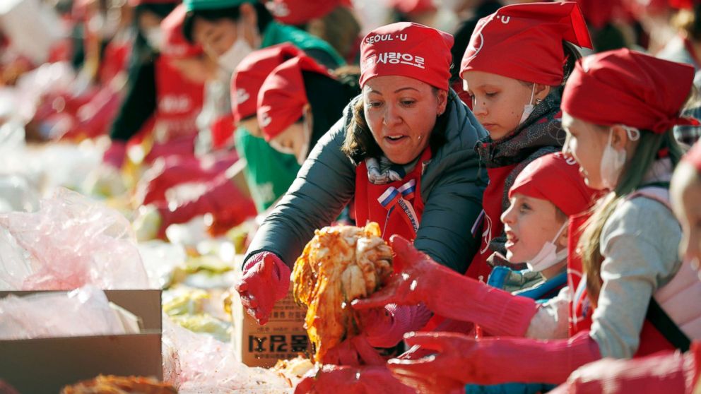 PHOTO: Foreign participants make traditional Korean side dish kimchi during the Seoul Kimchi Festival, Nov. 2, 2018.