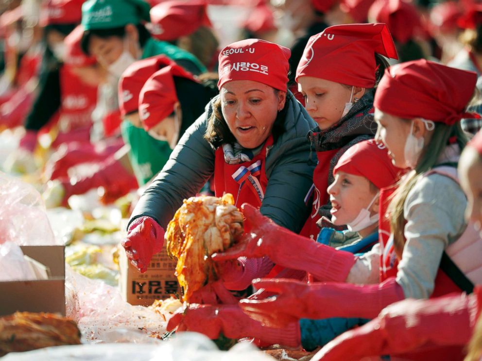 PHOTO: Foreign participants make traditional Korean side dish kimchi during the Seoul Kimchi Festival, Nov. 2, 2018.