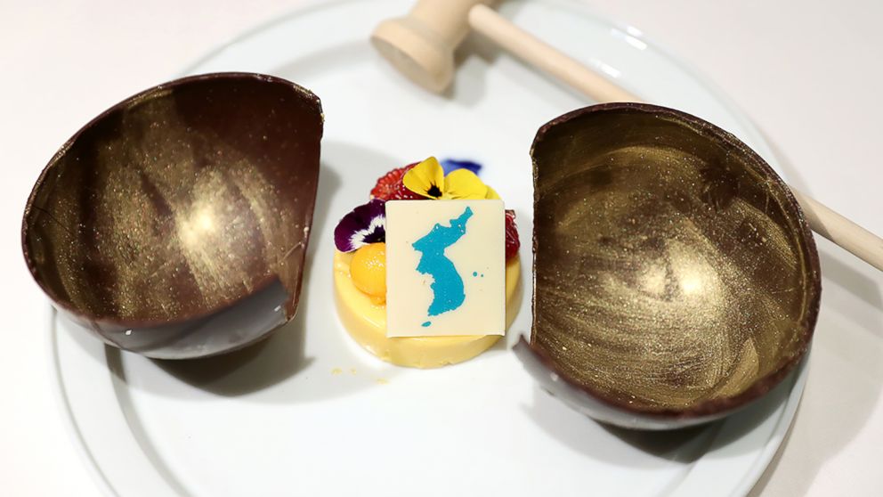 PHOTO: A mango mousse cake decorated with a garnish in the shape of a unified Korean peninsula, which will be served at the dinner of the upcoming inter-Korean summit. The wooden bowl will be broken by a hammer to symbolize the start of reconciliation.