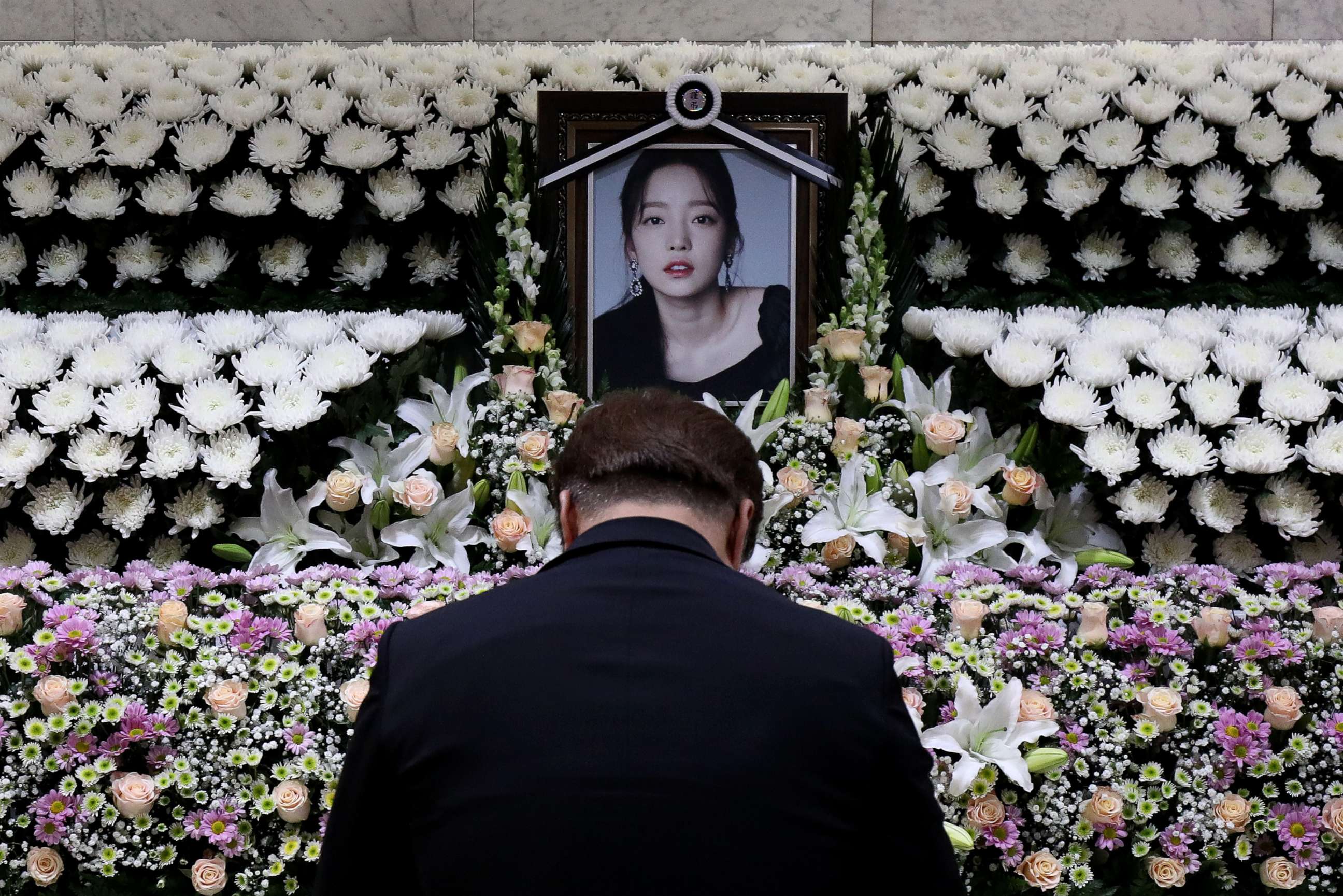 PHOTO: A man pays tribute at a memorial altar in honor of K-pop star Goo Hara at Seoul St. Mary's Hospital Nov. 25, 2019, in Seoul, South Korea.