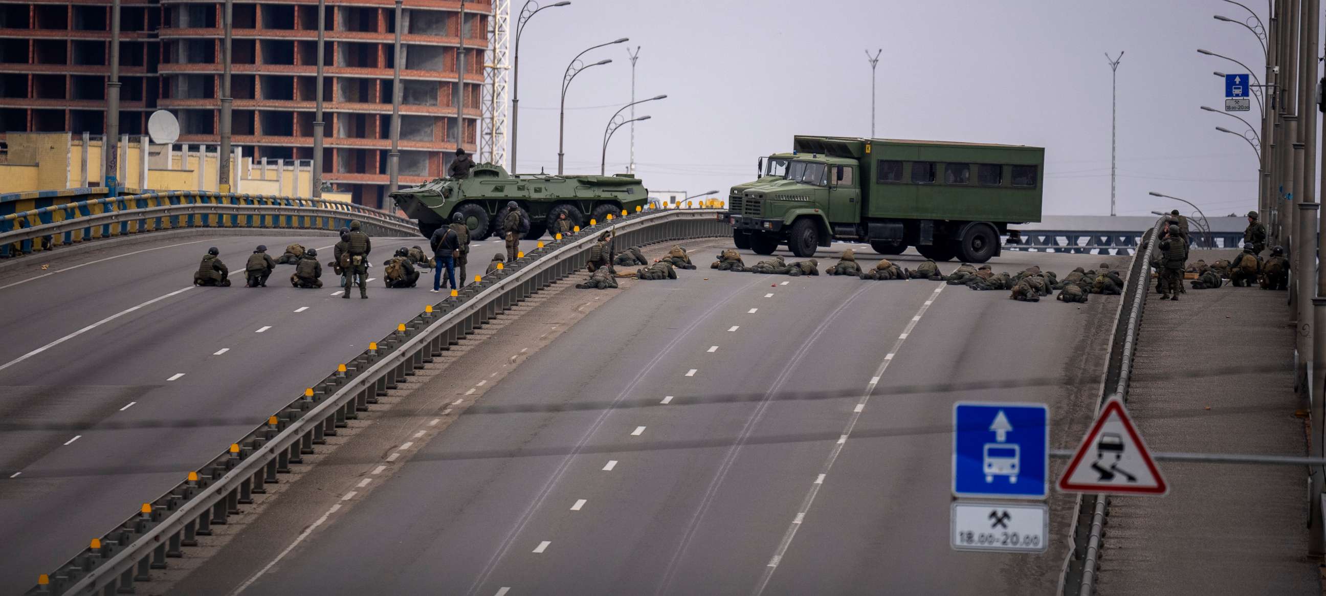 PHOTO: Ukrainian soldiers take position on a bridge inside the city of Kyiv, Ukraine, Friday, Feb. 25, 2022.