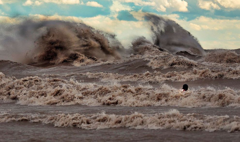 Lake Erie's breathtaking 'liquid mountains' captured in photos ABC News