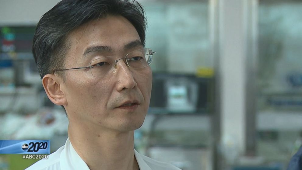 PHOTO: South Korean surgeon Lee Cook-jong speaks with ABC News Anchor Bob Woodruff.