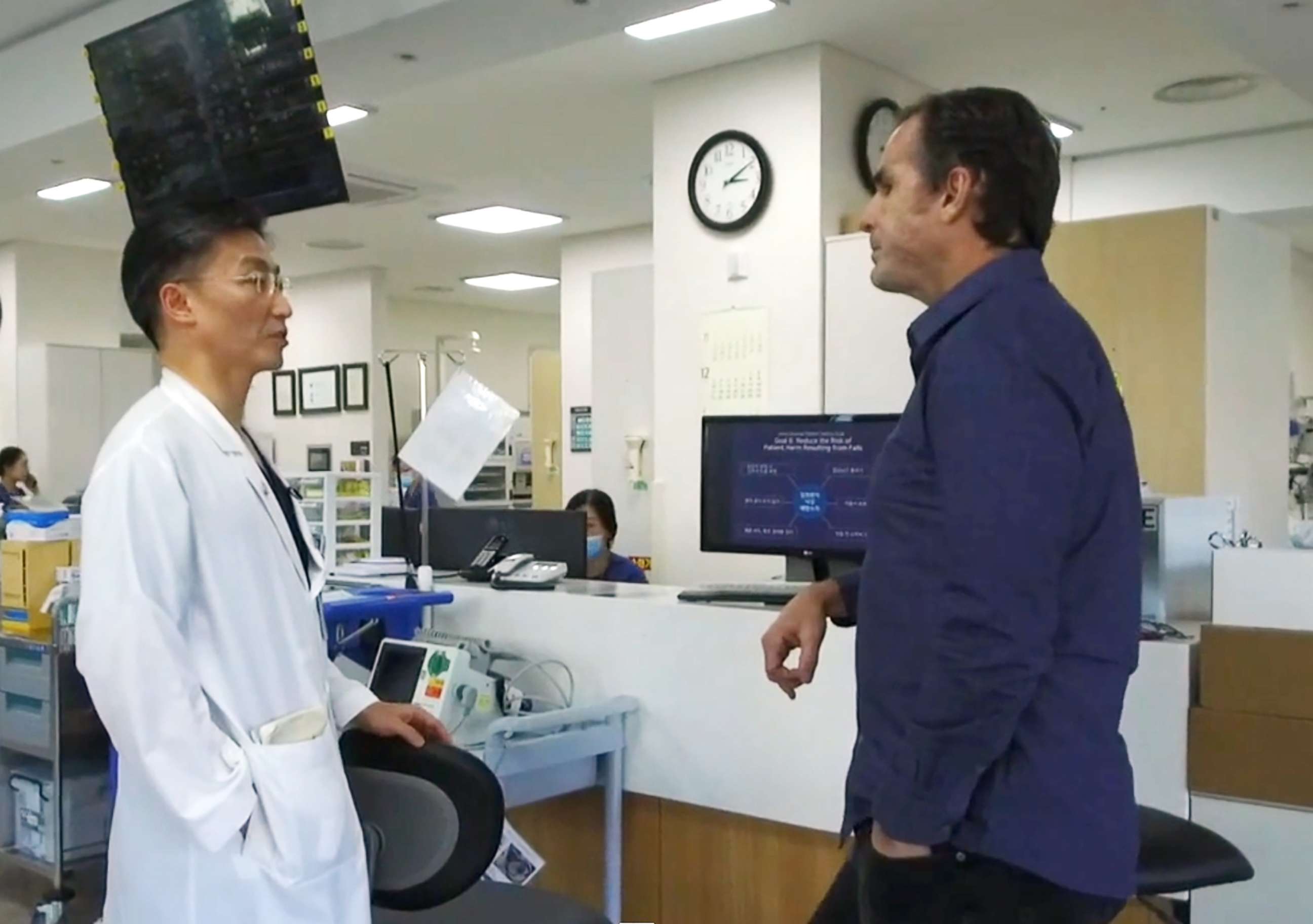 PHOTO: South Korean surgeon Lee Cook-jong speaks with ABC News Anchor Bob Woodruff at the Ajou University Hospital in Suwon, South Korea.
