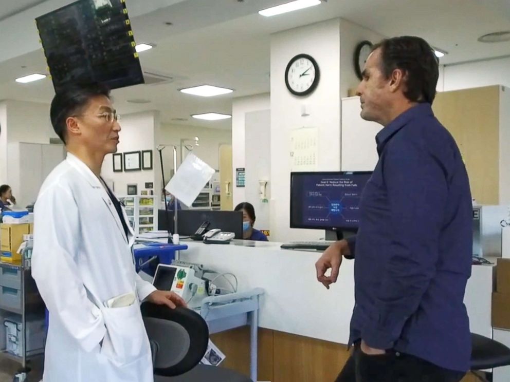 PHOTO: South Korean surgeon Lee Cook-jong speaks with ABC News Anchor Bob Woodruff at the Ajou University Hospital in Suwon, South Korea.