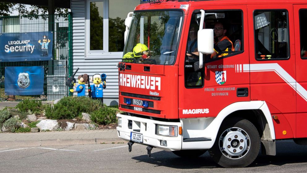 Foto: Ein Feuerwehrauto fährt am 11. August 2022 in Bayern am Eingang des Legolandes vorbei. 