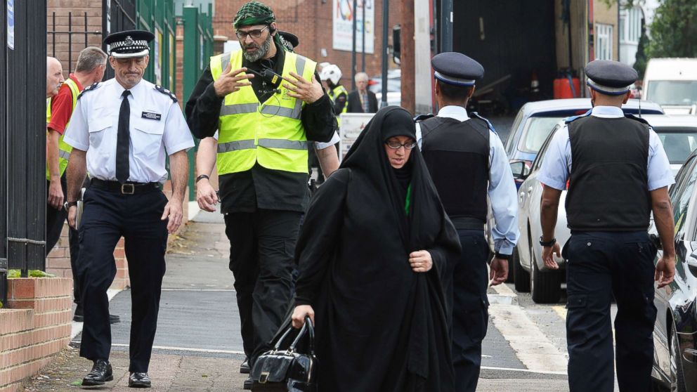 3 injured when car drives into crowd near London mosque 