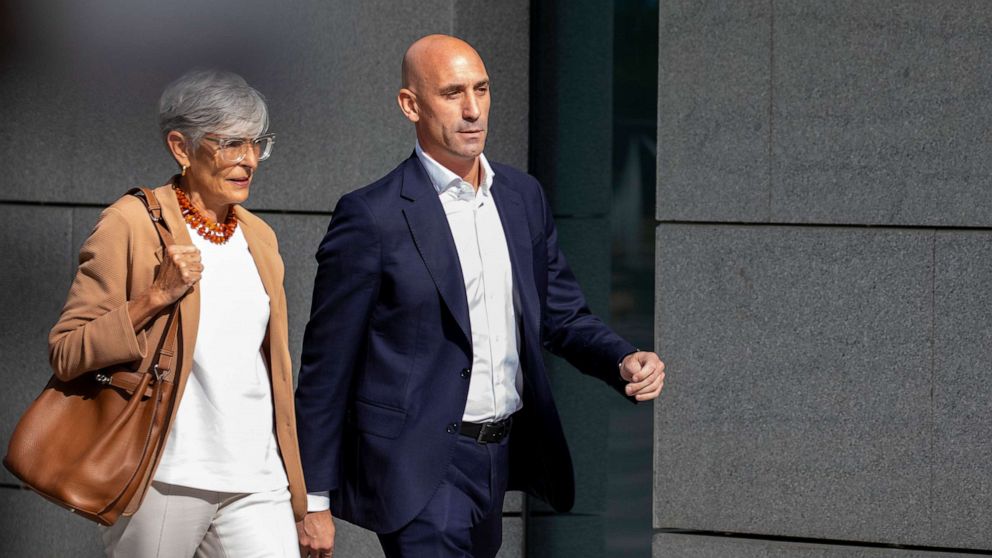 El expresidente del fútbol español condenado a una orden de alejamiento por un caso de besos forzados en el Mundial