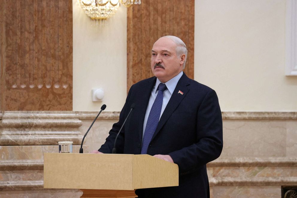 DOSYA FOTOĞRAFI: Belarus Cumhurbaşkanı Alexander Lukashenko, 1 Mart 2022'de Beyaz Rusya'nın Minsk kentinde Bakanlar Kurulu ve Güvenlik Konseyi üyeleriyle bir toplantıya katıldı.