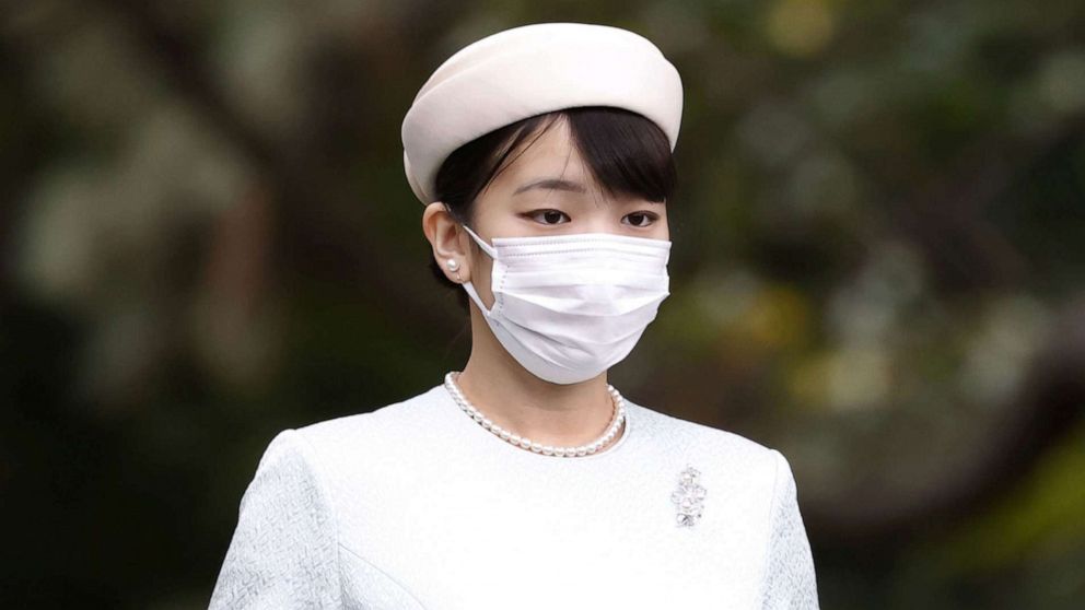 PHOTO:Japan's Princess Mako, the daughter of Crown Prince Akishino and Crown Princess Kiko, walks towards the Three Palace Sanctuaries to pray ahead of her marriage at the Imperial Palace in Tokyo, Oct. 19, 2021.
