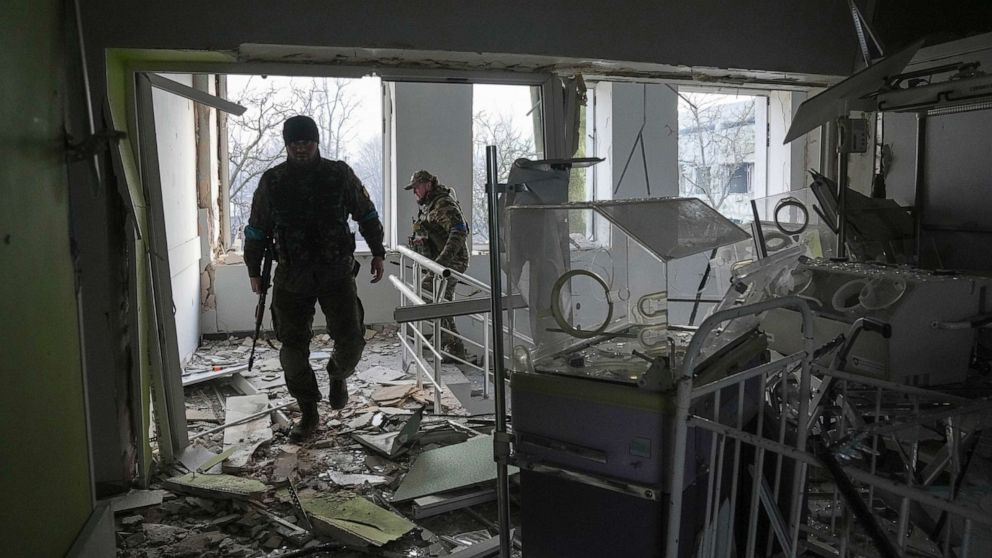 FOTOĞRAF: Ukraynalı askerler, 9 Mart 2022'de Ukrayna'nın Mariupol kentindeki hasarlı doğum hastanesini arıyor.