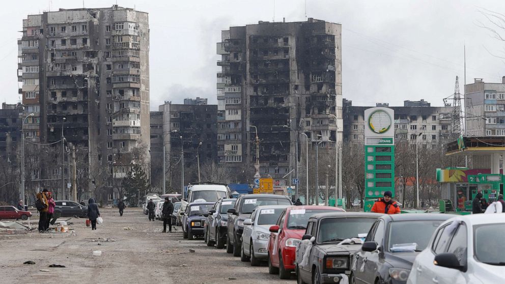 PHOTO: Evacuees sit in their cars as they try to leave the besieged port city of Mariupol, Ukraine, March 17, 2022.