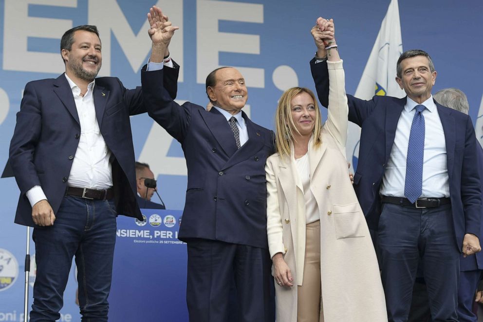 FOTO: Matteo Salvini, Silvio Berlusconi, Giorgia Meloni e Maurizio Luppi partecipano al comizio di chiusura della campagna elettorale del centrodestra in Piazza del Popolo a Roma, 22 settembre 2022.