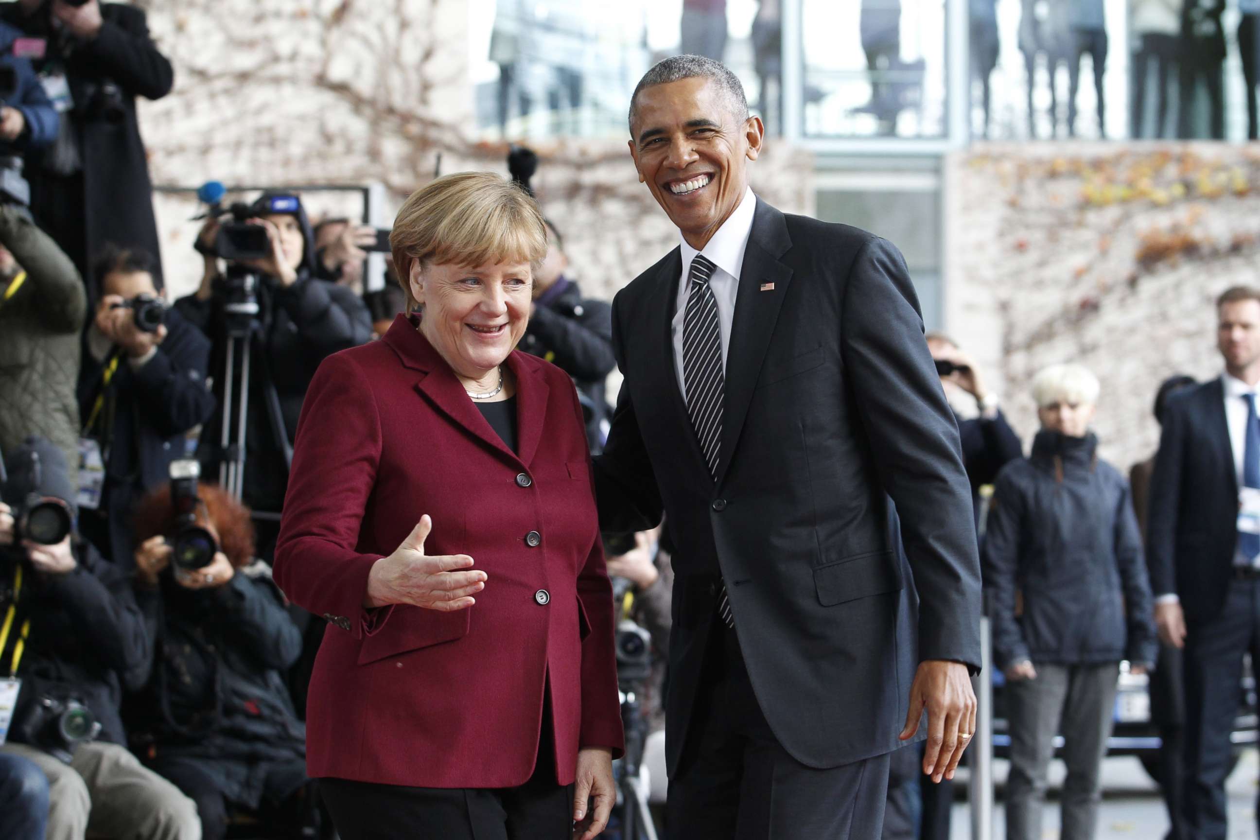 PHOTO: German Chancellor Angela Merkel, left, welcomes President Barack Obama prior to meeting with EU leaders at the German Chancellory in Berlin, Germany, Nov. 18, 2016.