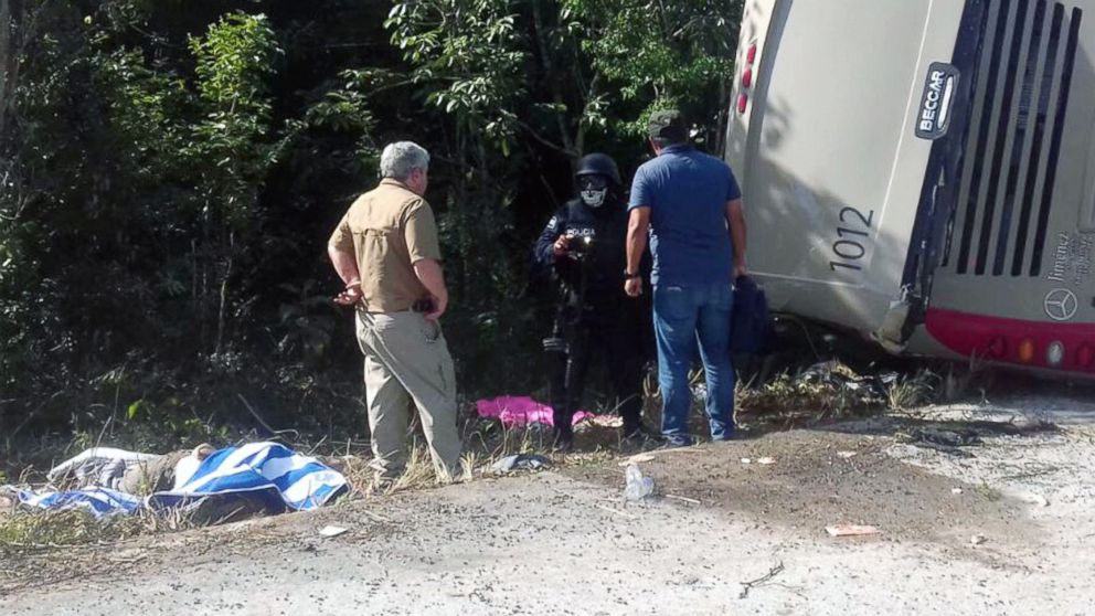 PHOTO: Mexican police officers and paramedics work in the scene of a road accident where a bus driving tourists to Chacchoben archaeological zone overturned in Quintana Roo state, Mexico, Dec. 19, 2017.