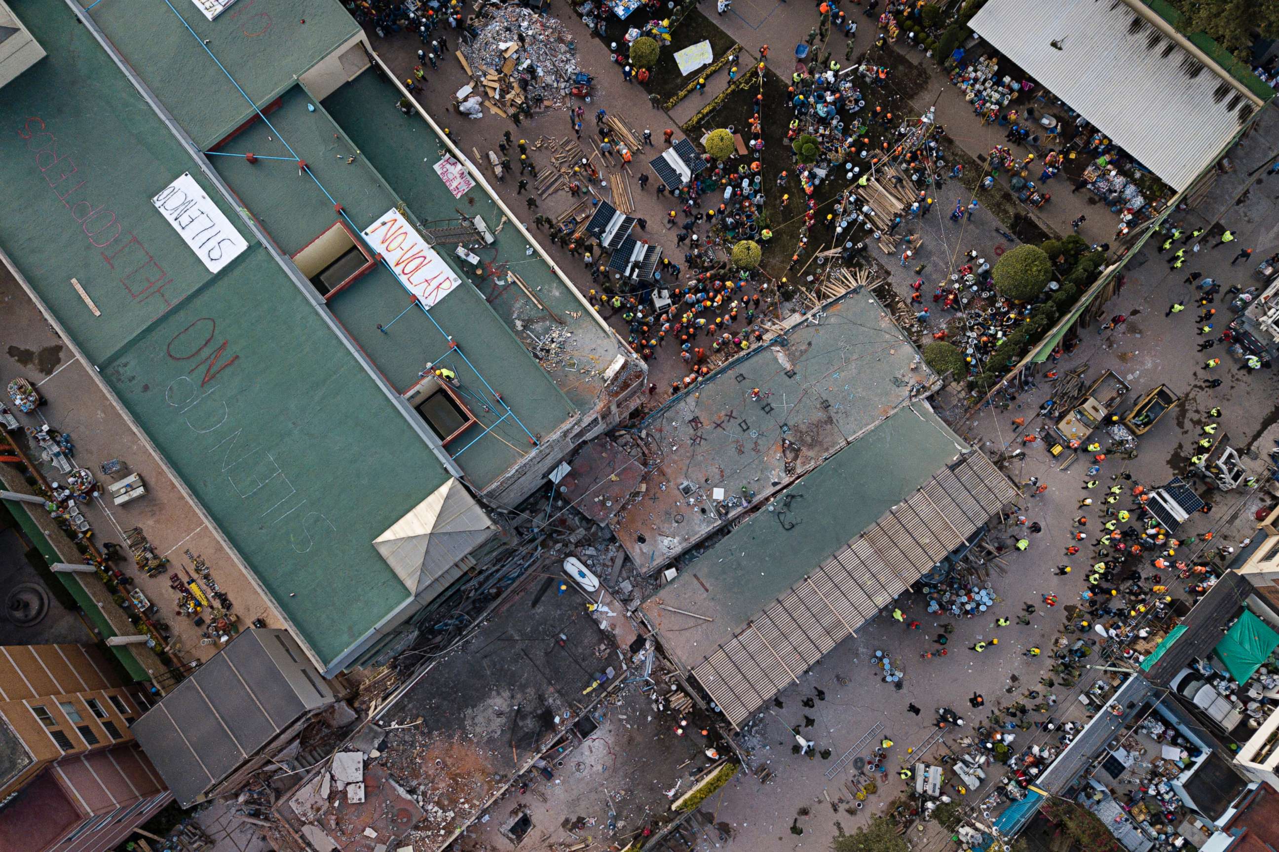 PHOTO: Volunteers and rescue workers search for children trapped inside the Enrique Rebsamen school after an earthquake in southern Mexico City, Sept. 20, 2017.