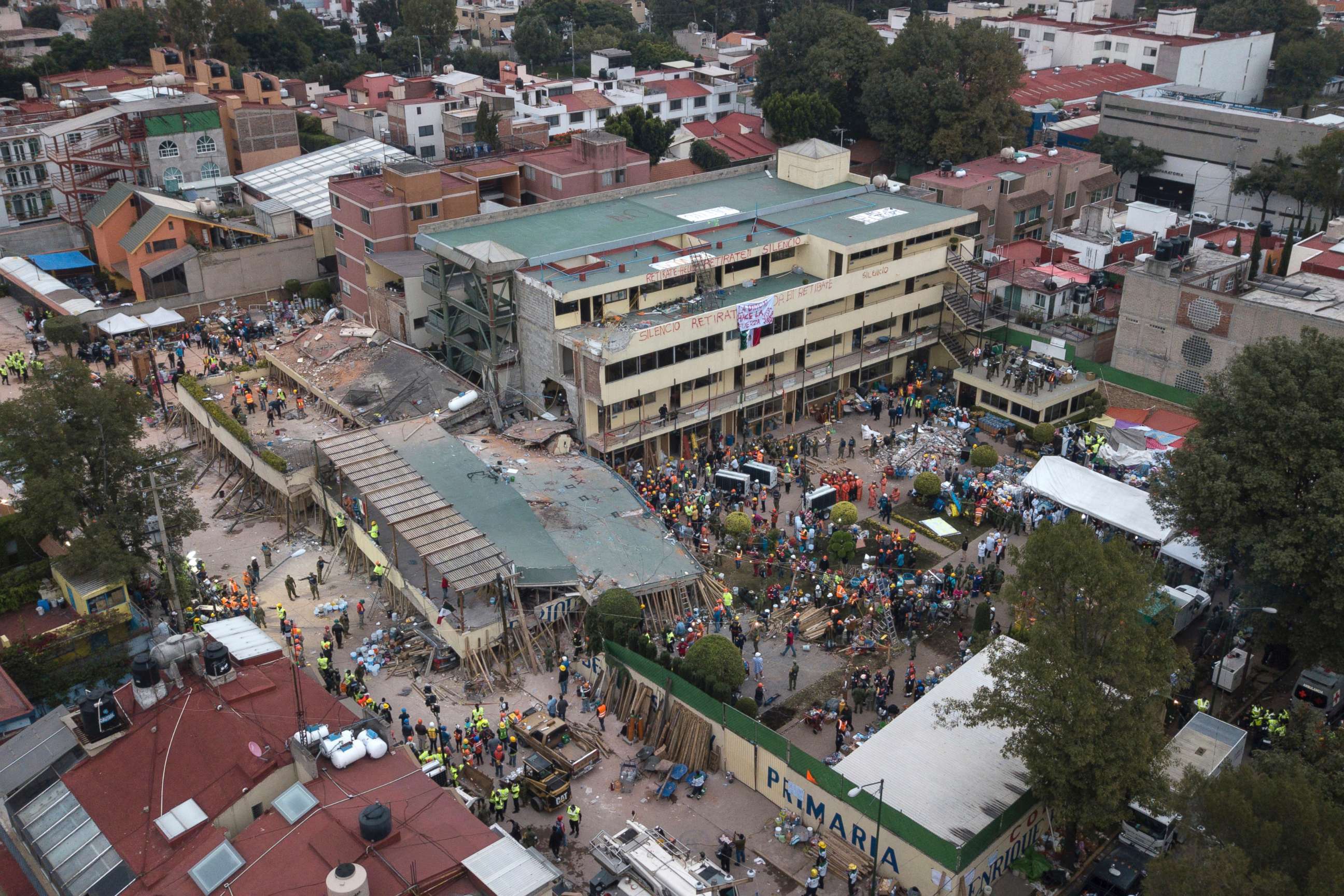 PHOTO: Volunteers and rescue workers search for children trapped inside the Enrique Rebsamen school after an earthquake in southern Mexico City, Sept. 20, 2017.