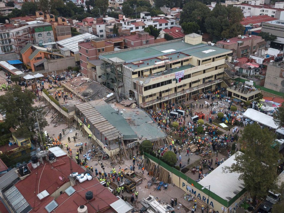 PHOTO: Volunteers and rescue workers search for children trapped inside the Enrique Rebsamen school after an earthquake in southern Mexico City, Sept. 20, 2017.