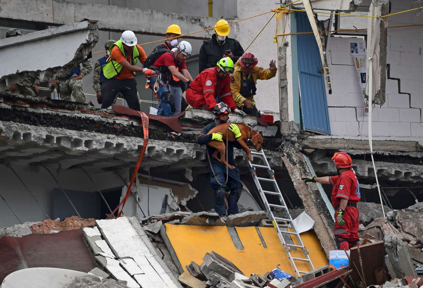 Спасение людей в первоочередном порядке. Аварийно-спасательные работы. Спасательные работы. Спасение людей при землетрясении.