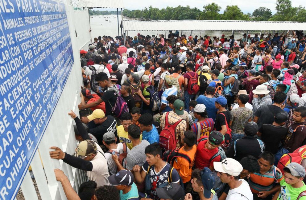 PHOTO: Honduran migrants taking part in a caravan to the U.S. wait to cross to Mexico, in Ciudad Tecun Uman, Guatemala, on Oct.20, 2018.