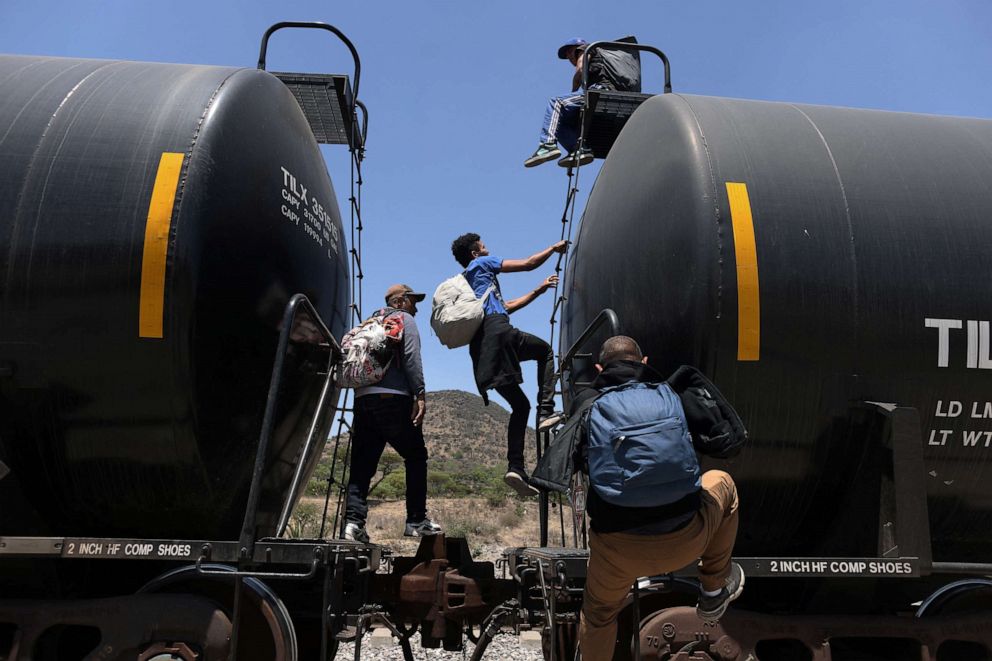 FOTO: Migrantes abordan un tren en el sitio conocido como El Basurero, un tramo de tierra junto a un basurero y la vía férrea, mientras se dirigen hacia la frontera de EE. UU. en Huehuetoca, Estado de México, México, el 14 de abril de 2023.