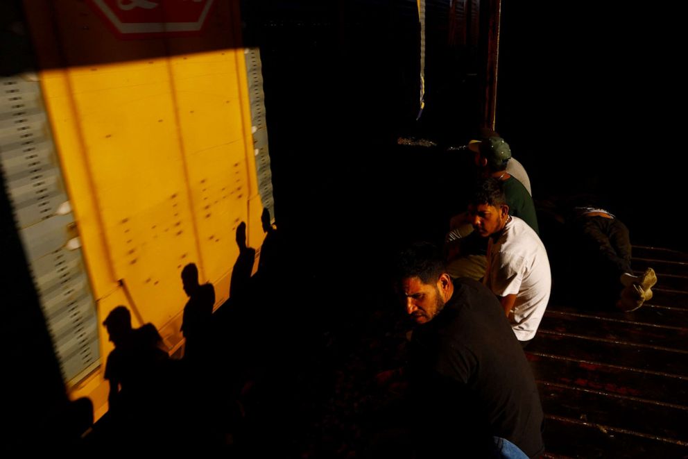 FOTO: Migrantes viajan en tren con la intención de llegar a los Estados Unidos, en las afueras de Ciudad Juárez, México, el 19 de abril de 2023.