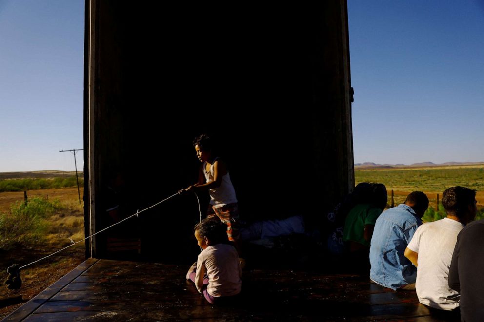 FOTO: Victoria y Alan, niños migrantes que viajan con su familia, juegan en un tren mientras intentan llegar a Estados Unidos, en las afueras de Ciudad Juárez, México, el 19 de abril de 2023.