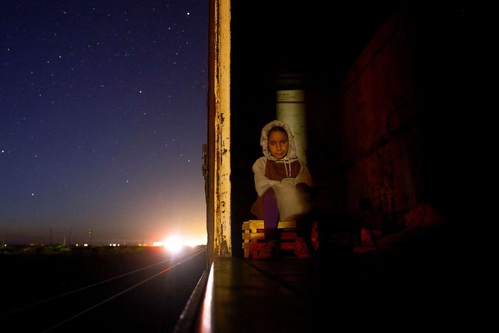 FOTO: Victoria, una niña migrante de siete años, sentada dentro de un carruaje mientras viaja con su familia a bordo de un tren con la intención de llegar a Estados Unidos, en las afueras de Ciudad Juárez, México, el 19 de abril de 2019. 2023.
