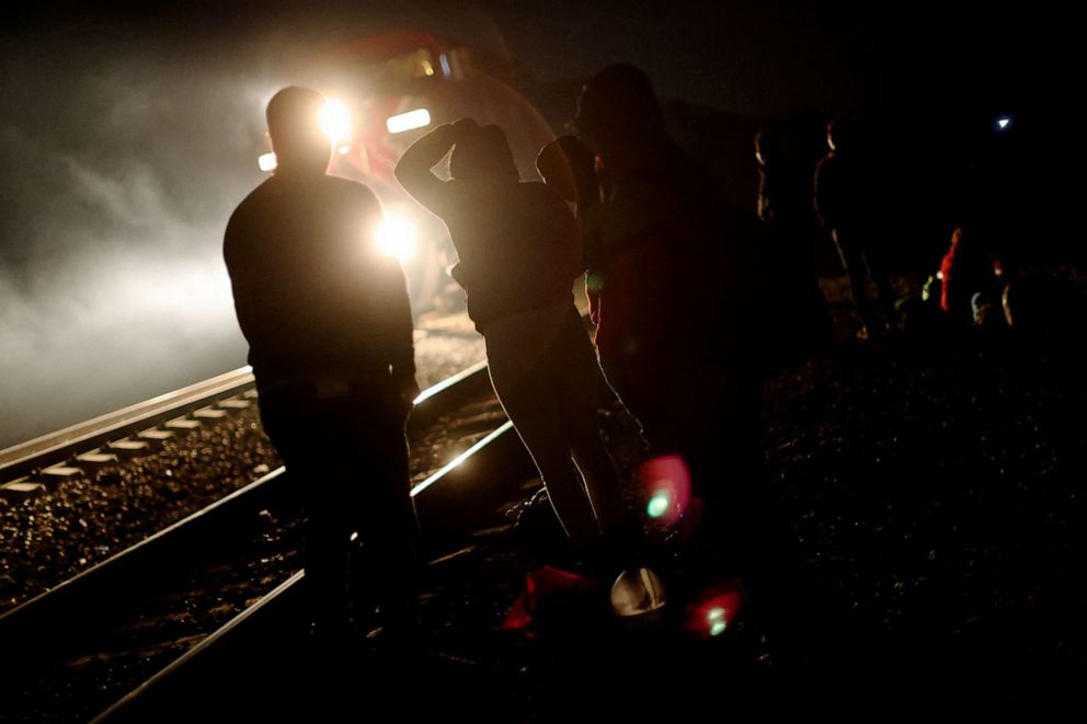 FOTO: Migrantes observan el paso de un tren en lo que se conoce como El Basurero, un tramo de tierra junto a un basurero y la vía del tren, mientras continúan su viaje hacia la frontera con Estados Unidos, en Huehuetoca, Estado de México, México, abril 28, 2023.