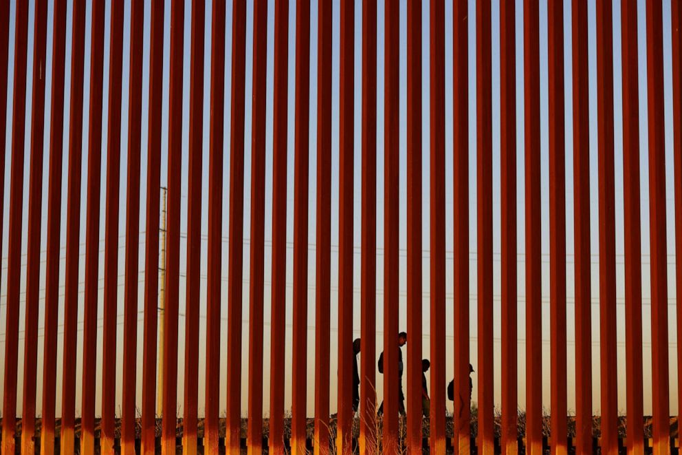 FOTO: Migrantes que intentan llegar a Estados Unidos atraviesan un muro fronterizo en Ciudad Juárez, México, visto desde El Paso, Texas, el 8 de mayo de 2023.