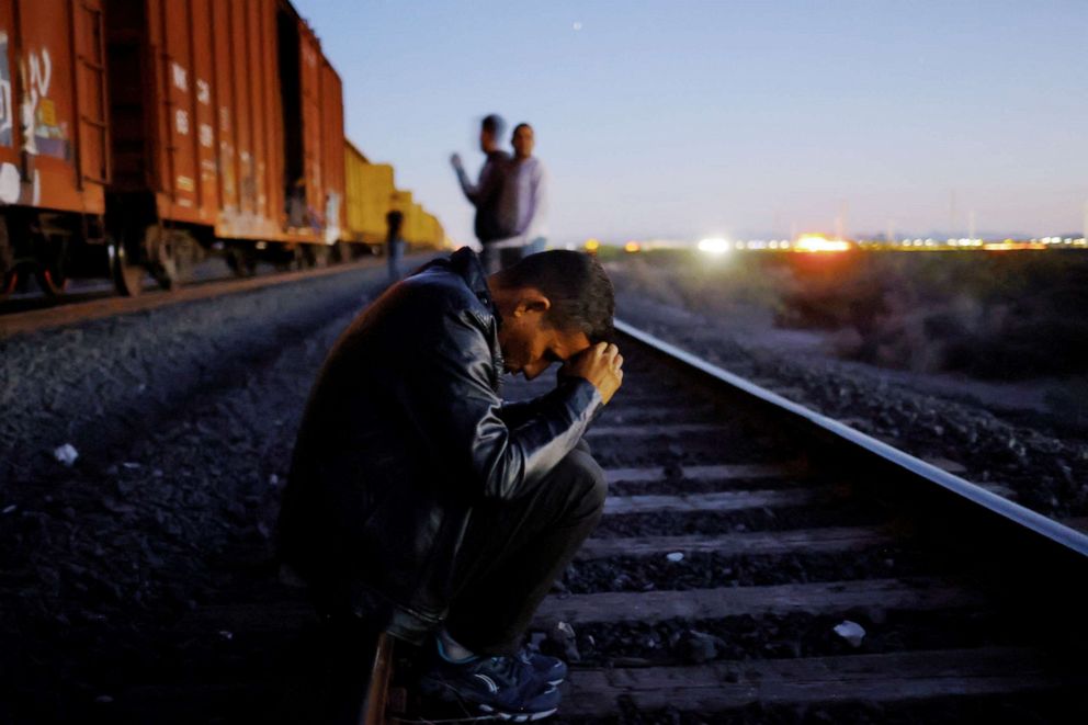FOTO: Migrantes descansan durante una parada de tren, con la intención de llegar a los Estados Unidos, en las afueras de Ciudad Juárez, México, el 19 de abril de 2023.