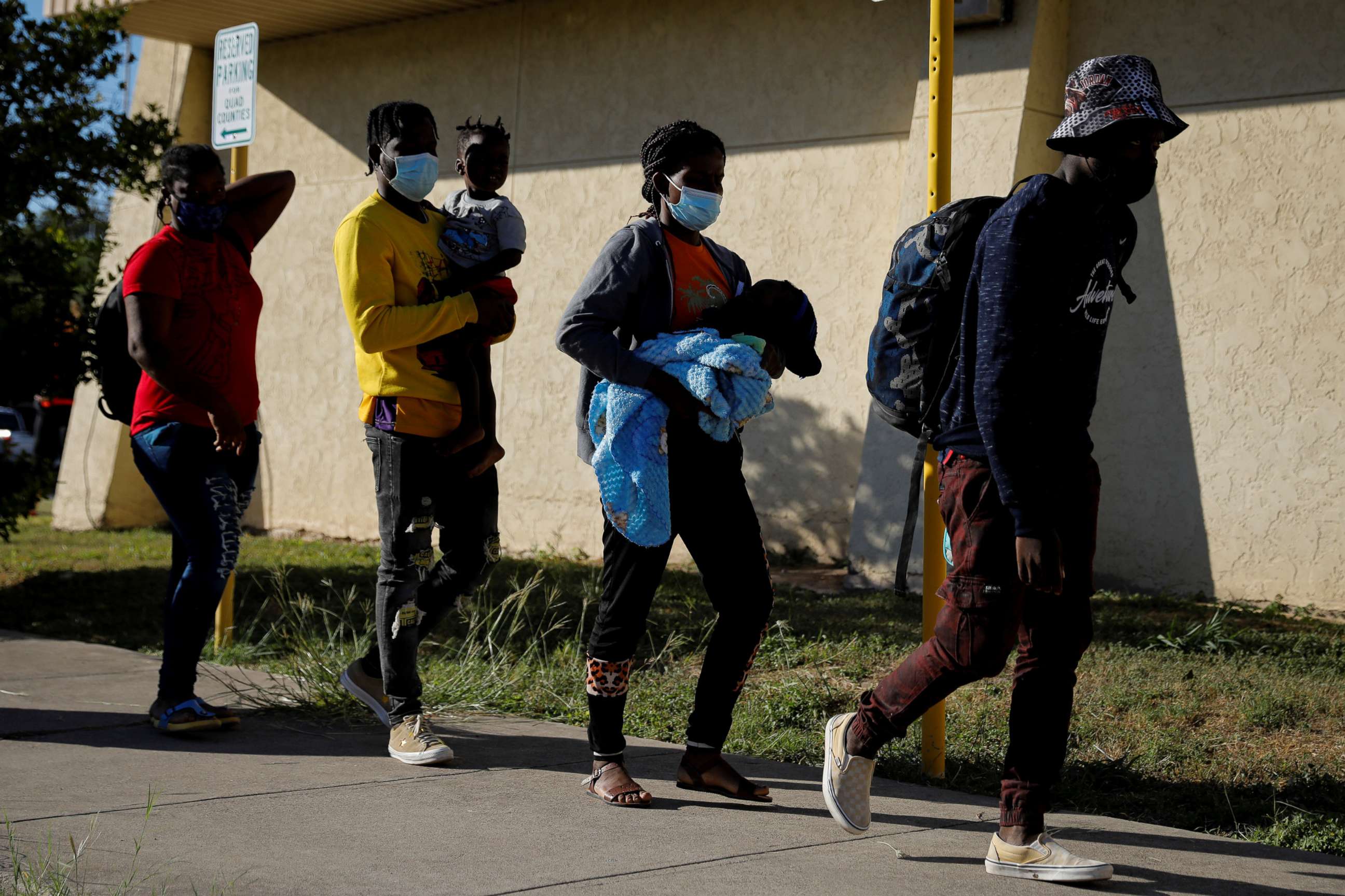 PHOTO: Migrants seeking asylum in the U.S. wait in line to board a bus to Houston from Val Verde Border Humanitarian Coalition after being released from U.S. Customs and Border Protection, in Del Rio, Texas, Sept. 24, 2021.