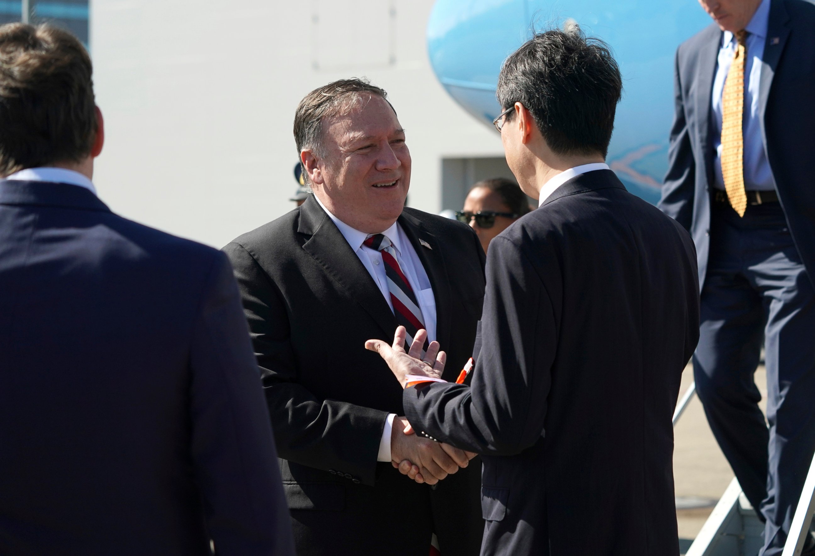 PHOTO: U.S. Secretary of State Mike Pompeo, center, is welcomed by officials upon his arrival at Haneda Airport in Tokyo Saturday, Oct. 6, 2018.