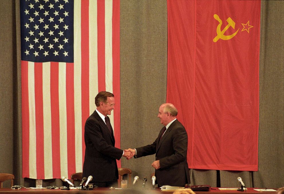 PHOTO: Soviet President Mikhail Gorbachev shakes hands with President George H. W. Bush at the end of their joint press conference in Moscow, July 31, 1991.